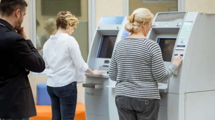 Geld im Automaten vergessen – wann ist die Rückbuchung